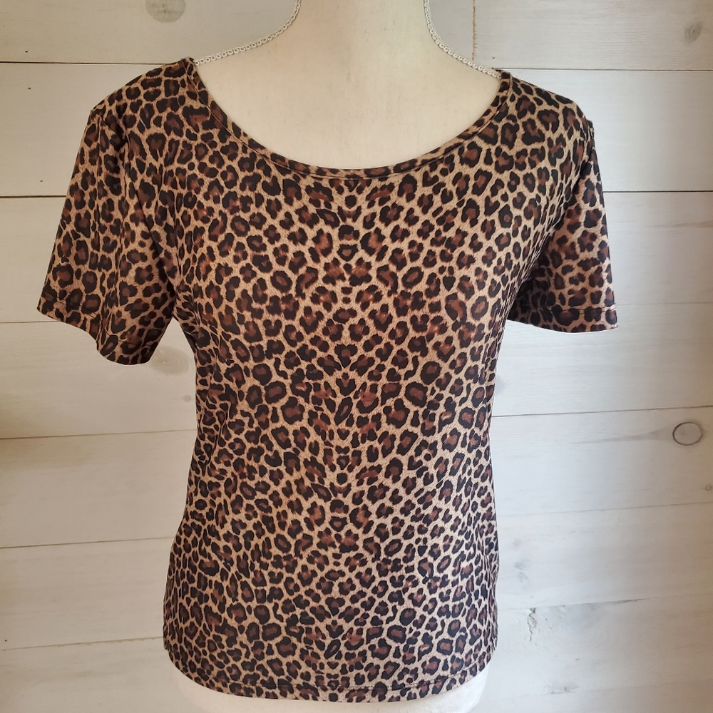 Casual Corner Annex Petite leopard/animal print short sleeved shirt size medium